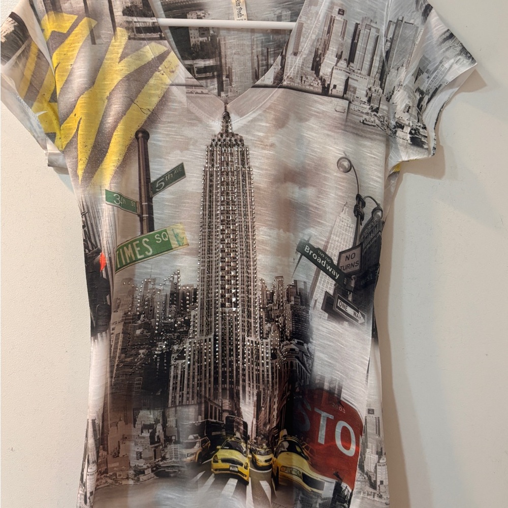 Stylized NYC Skyline Short Sleeve Tee in Yellow and Gray